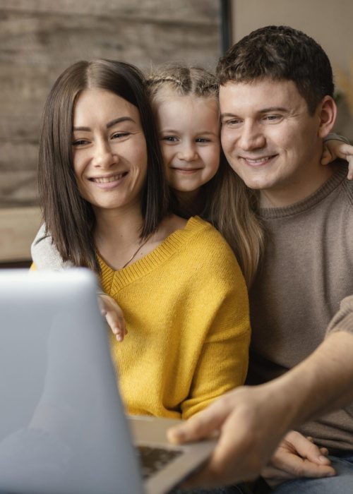 medium-shot-smiley-family-with-laptop medium-shot-smiley-family-with-laptop